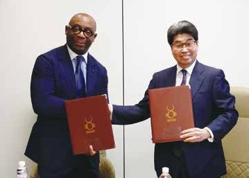 Photo of BOAD President EKUE and JBIC Governor HAYASHI after concluding the MOU