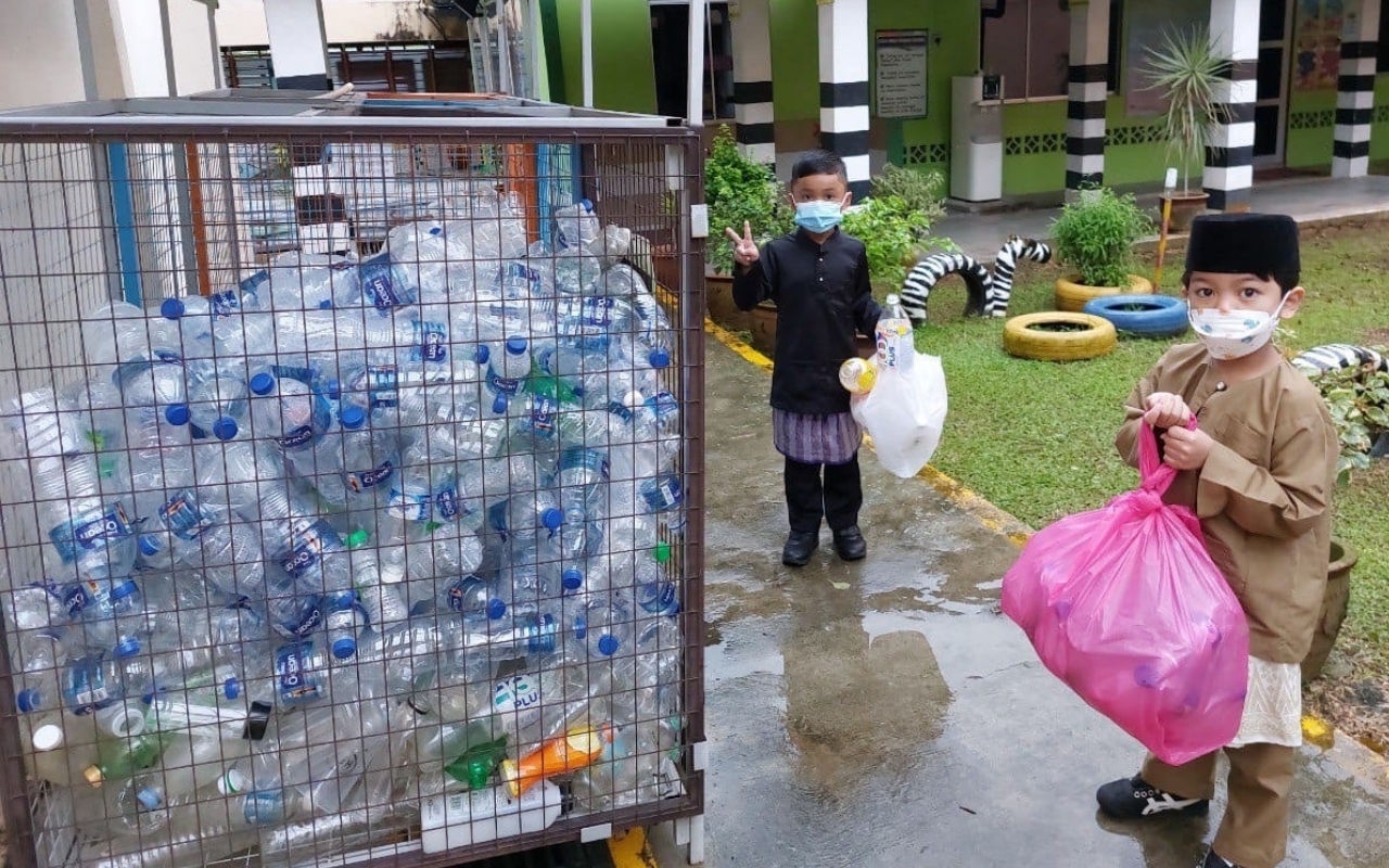 Photo of Children brought used PET bottles from home etc. to school in “The Rescue PET Bottles School Project,” contributing to their large-scale recovery