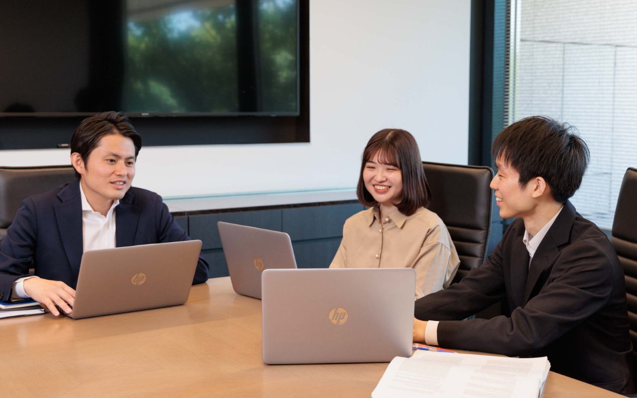Photo of Including SHIMMEI Shiori, who provided clerical support such as system registration, the three worked as a team on the project. FURUYA’s commitment to giving young staff members more responsibility in work was evident here