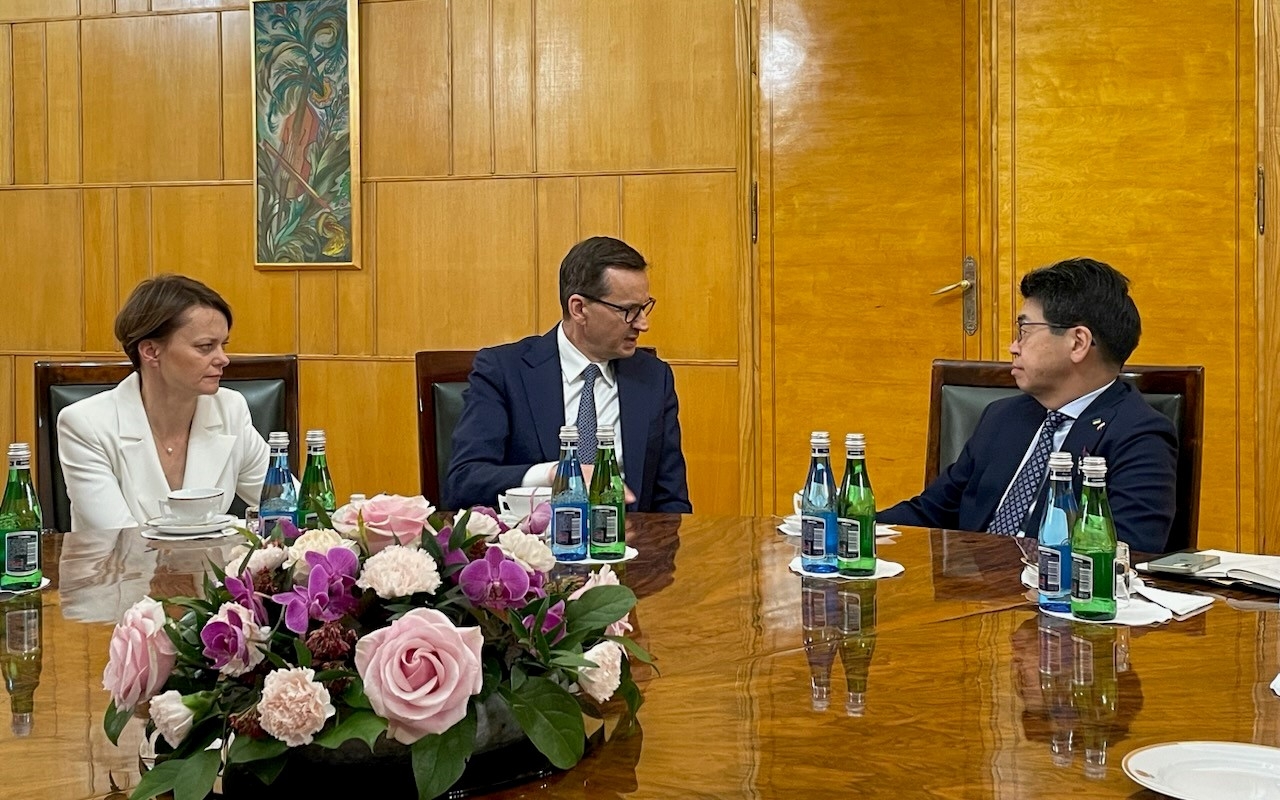 Photo of JBIC Governor HAYASHI Nobumitsu (right) visited Poland in June 2023 and met with Prime Minister of Poland Mateusz Morawiecki (center) and Jadwiga Emilewicz, Secretary of State, Government Plenipotentiary for Polish-Ukrainian Development Cooperation of Poland (left)