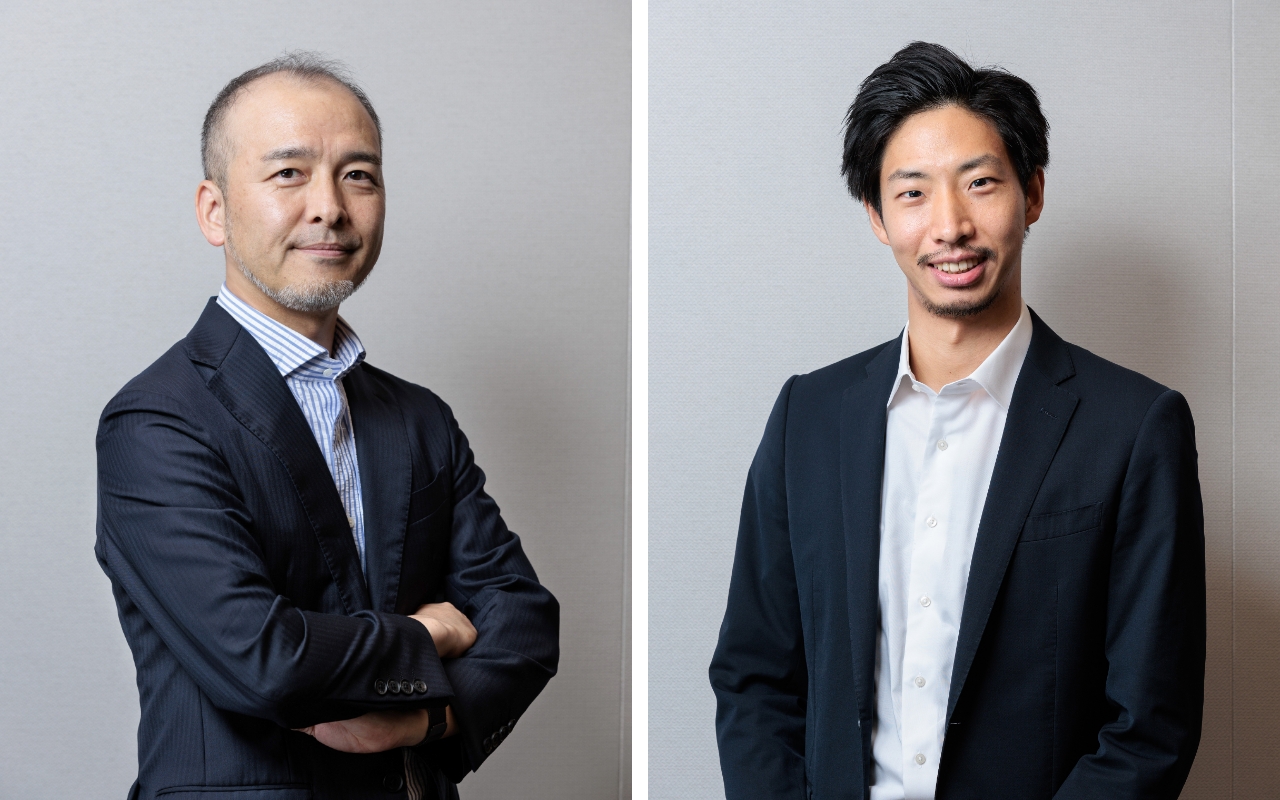Photo of KANAMORI Hisashi (left), who brought the team together as its project leader to accomplish this big mission, and SHIMIZU Yusuke (right), who strenuously worked to push this project through while rushed for time