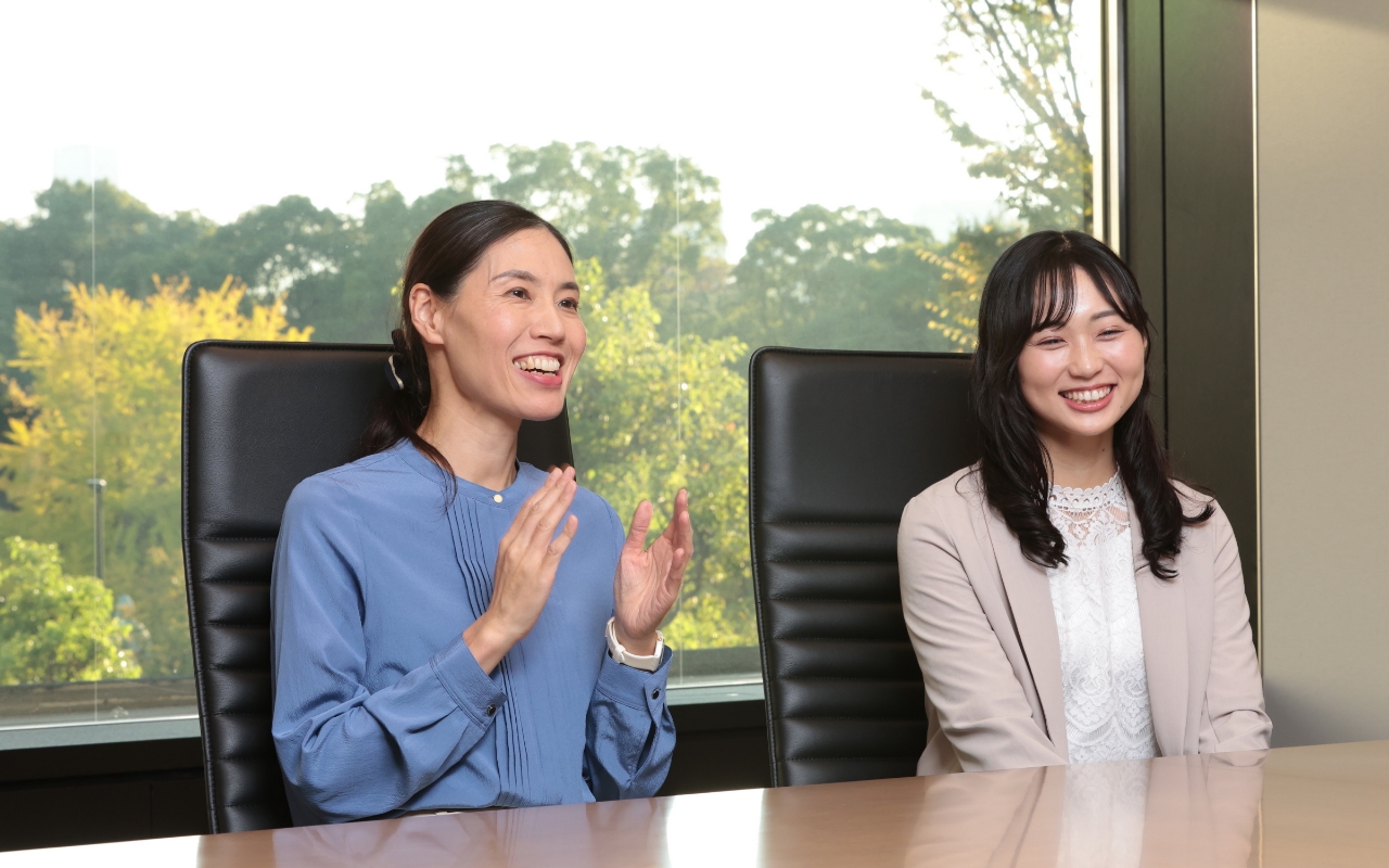 Photo of HAYASHI Kaori (left) is committed to accelerating JBIC’s sustainability management, including the administration of sustainability-related committees, while supervising the division Working under HAYASHI, OKADA Yuno (right) is in charge of matters such as enhancing the sustainability of natural capital and promoting a circular economy.