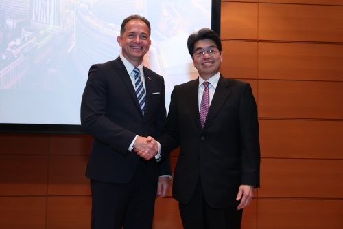 Photo of Governor HAYASHI at the event 2