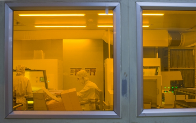 Photo of Work is conducted while carefully confirming each step of the process under thorough quality control. (Plant at the Kyoto headquarters)