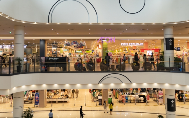 Photo of Hanoi's Aeon Mall Long Bien, built almost exactly like stores in Japan, is bustling with Vietnamese customers.