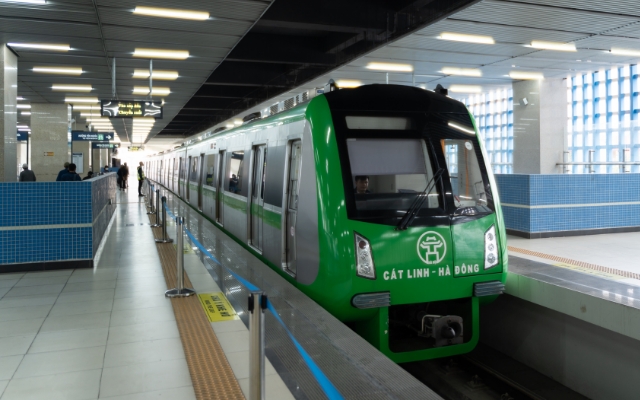 Photo of In 2021, Vietnam’s first urban railway began operations in Hanoi. Anticipations are held that traffic conditions will improve. (Cat Linh Station)