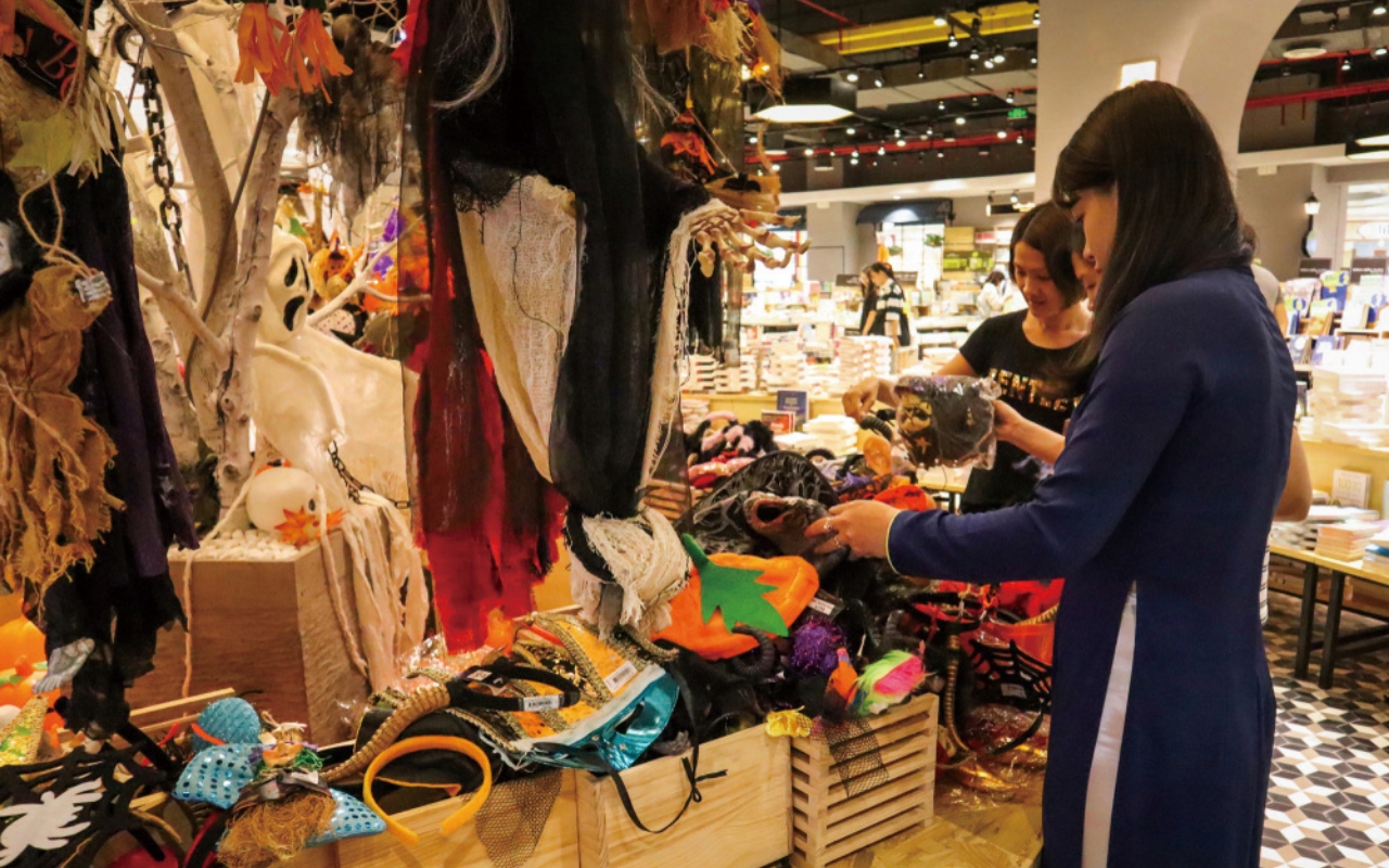 Photo of Vietnamese women actively join the workforce, increasing household incomes and showing appetite for consumption