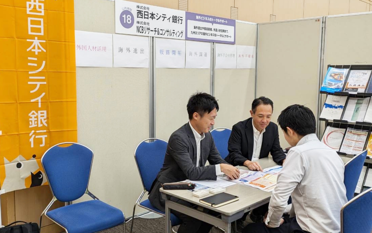 Photo of Participating as an exhibitor in a consultation event on overseas business development. Consultations cover a broad range of areas, from the expansion of overseas business and sales channels to foreign personnel and real estate