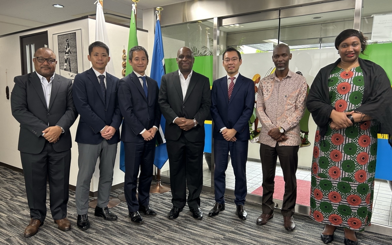 Photo of Hearing the views of embassies in Japan is also essential. Here he met with the ambassador and other officials at the Embassy of the United Republic of Tanzania in Japan.