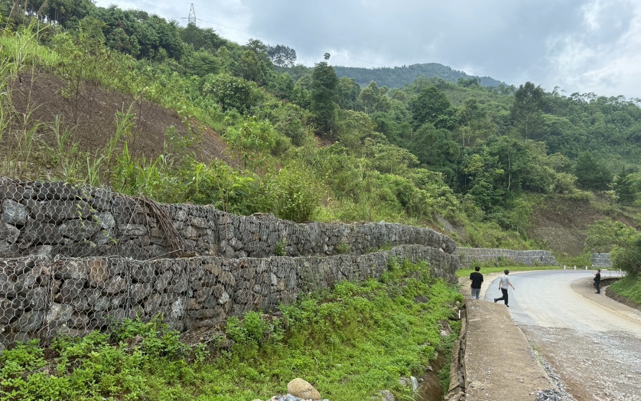 Photo of With its mountainous terrain and steep slopes, Vietnam is at high risk of sediment-related disasters and rockfall, especially the earthquake and typhoon-prone northern and central regions (the photo shows inspection of a site in northern Yen Bai Province)