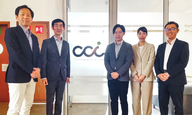 Photo taken when the local subsidiary was established in Kenya. The two Japanese giving it their all in Kenya are SHIMIZU (center) and KOYAMA Mizuki (second from right)