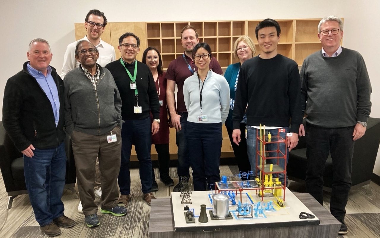Photo of Staff members of the Canadian joint venture established in 2024. The model on the table is UNITY-2, the integrated test facility for the fusion fuel cycle system, which is being developed by the company (its overall image is shown below)