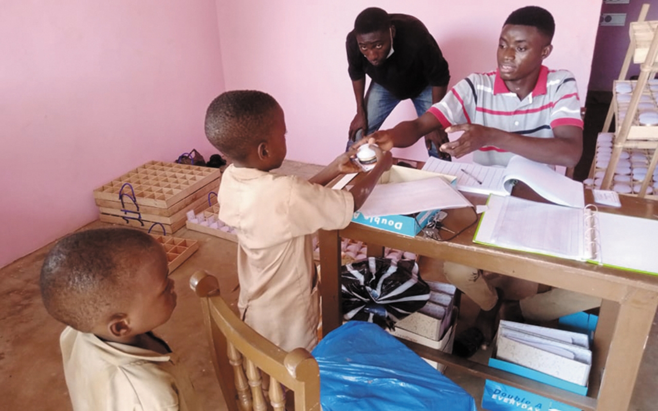 Photo of Receiving lanterns from elementary school children