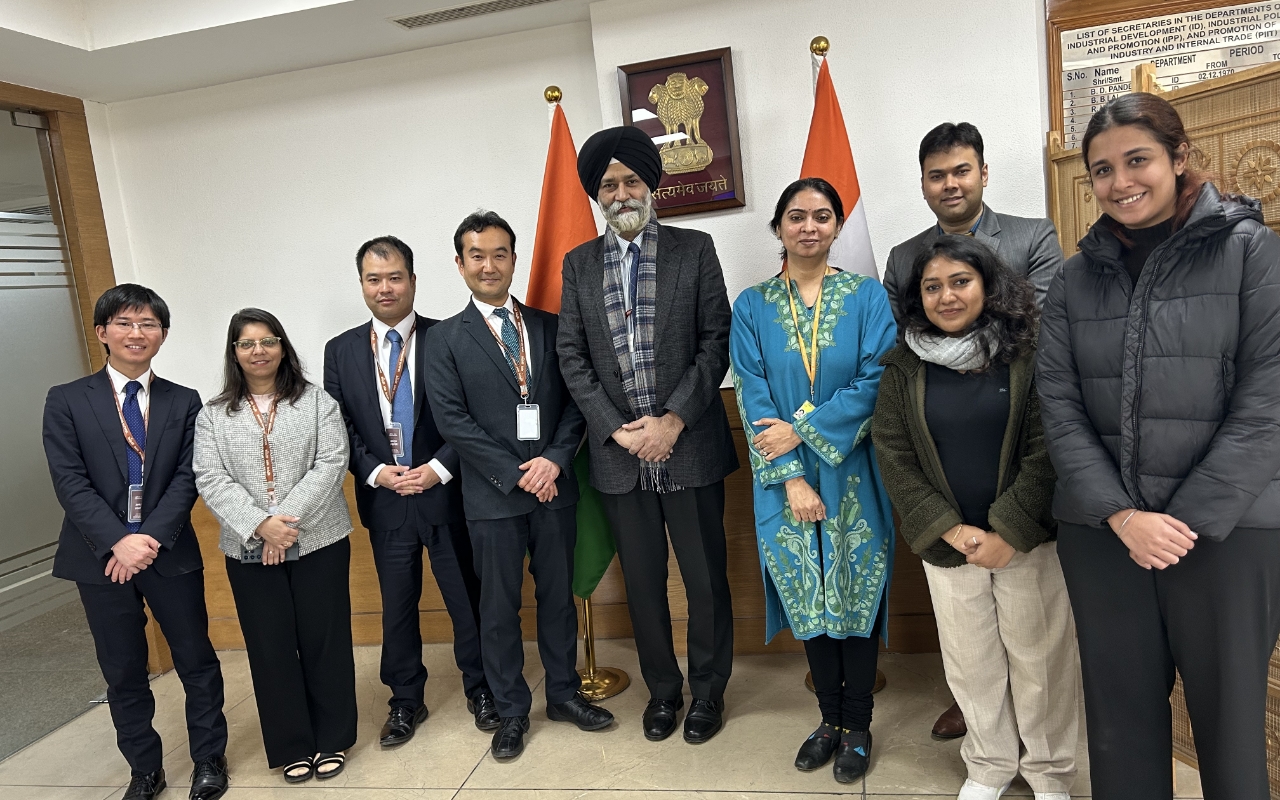 Photo of On his first business trip, TOMODA Reo (photo left) participated in a meeting with senior officials of the Indian government. India is showing very high interest in GLOBE