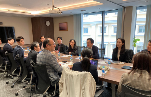 Photo of Discussion with the Hitotsubashi University Business School Faculty and Students