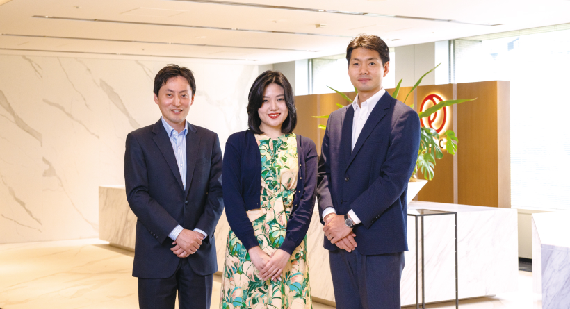 「左から、西宇 智彦 ユニット長、西本 都加 係員、山崎 淳 調査役。所属：エネルギー・ソリューション部 第2ユニット」の写真