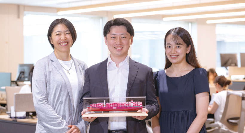 「左から、齊藤 邦香 次長、渡邊 勘太郎 係員、渡邉 佳奈 副主任。所属：船舶・航空部　第1ユニット（※当時）」の写真