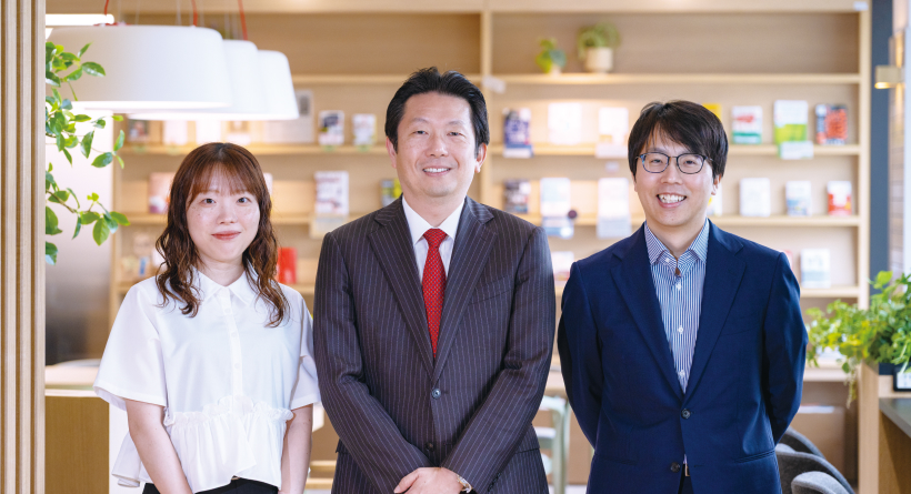 「左から、小鑓 菜緒 副主任、東田 陽平 次長、加藤 礼央 調査役。所属：電力・新エネルギー第1部　第2ユニット（※当時）」の写真