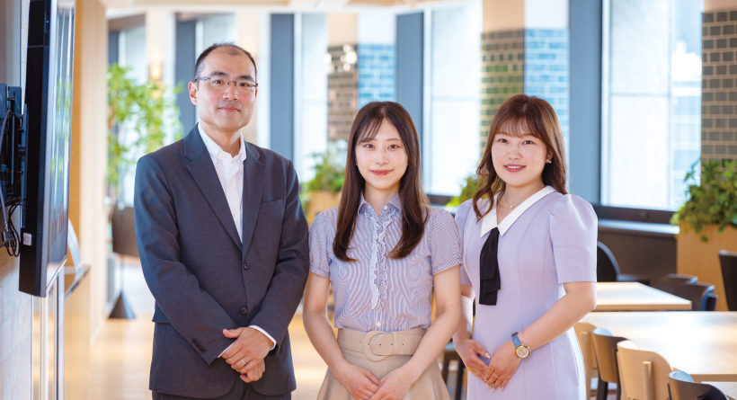 「左から、大和 靖幸 次長、増田 怜奈 副調査役、平井 眞理子 副主任。所属：電力・新エネルギー第2部　第1ユニット（※当時）」の写真