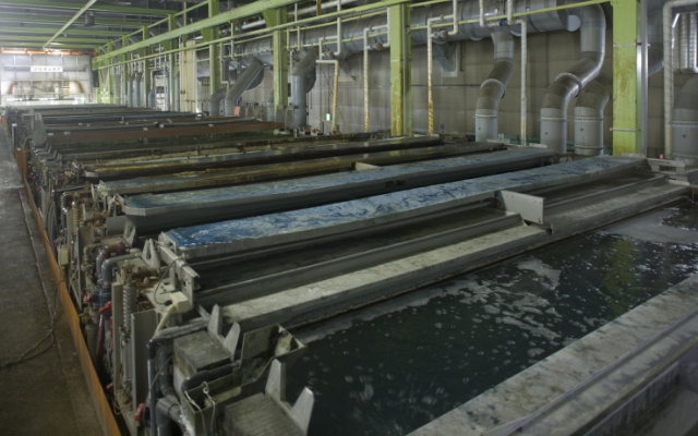 強みである表面加工の特殊工程プロセスをワンストップで実現する機械（岐阜の300年工場）の画像