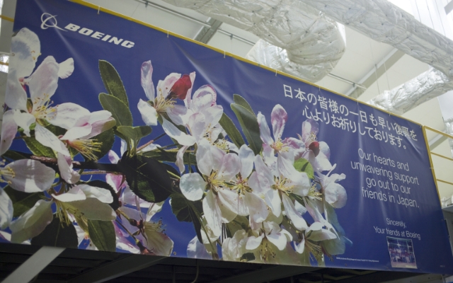 東日本大震災の際にボーイング社から贈られた応援の横断幕は信頼の証し。今も工場内に飾られているの画像
