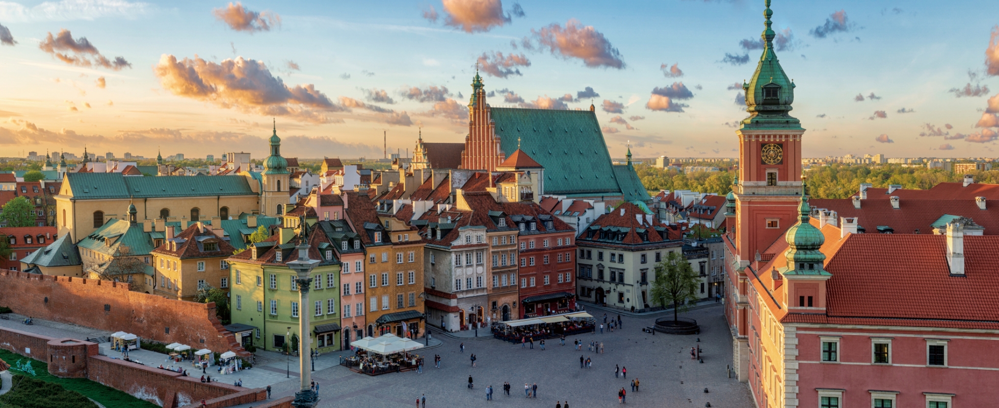 破壊と再興を繰り返して築かれた古い街並みを第2次大戦後に再現することで、常に歴史を大事にしつつ新しい分野を切り開く今の中東欧を象徴するポーランドのワルシャワ歴史地区の画像