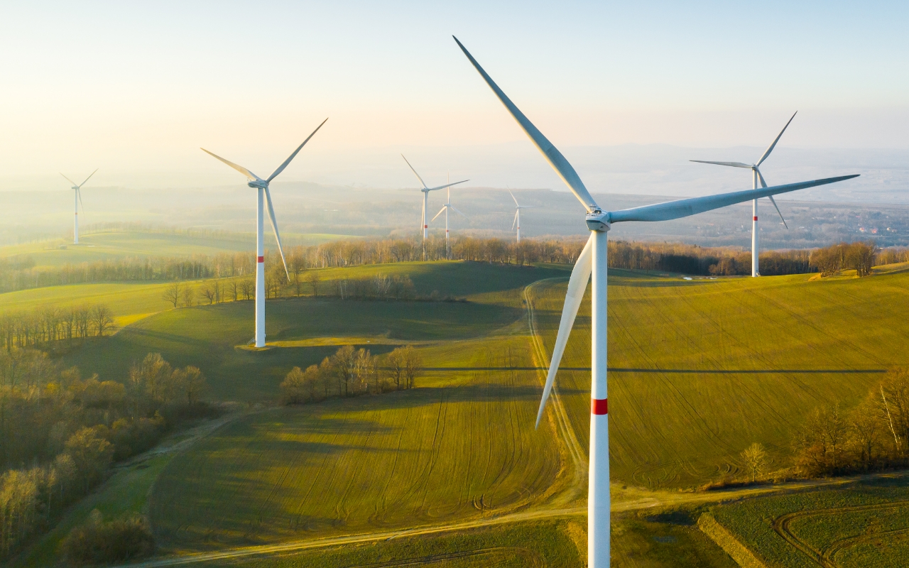 陸上風力発電の適地は平野に限られるが、コストや、施工・メンテナンス面では洋上風力発電よりも強みがあるの画像