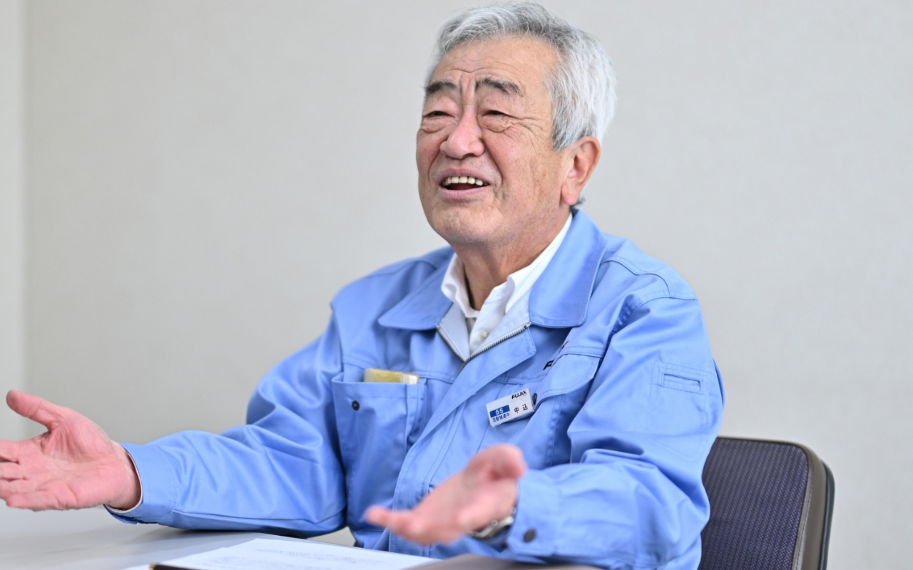 「お客様の期待を常に超えてゆくことで企業としての価値をさらに高めていきたい」と笑顔で語る中込代表取締役の画像