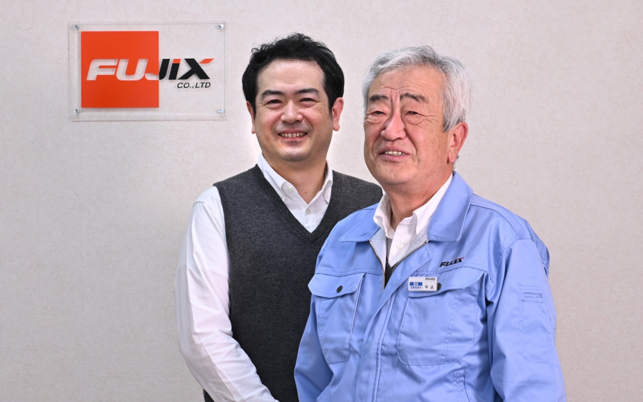 ベトナムの生産拠点を取り仕切るのは、ご子息であり常務取締役の中込佑介さん(左)の画像
