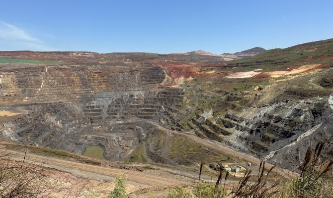 カサ・デ・ペドラ鉄鉱山の採掘場、ブラジル中部に位置する高品質の鉄鉱山の画像