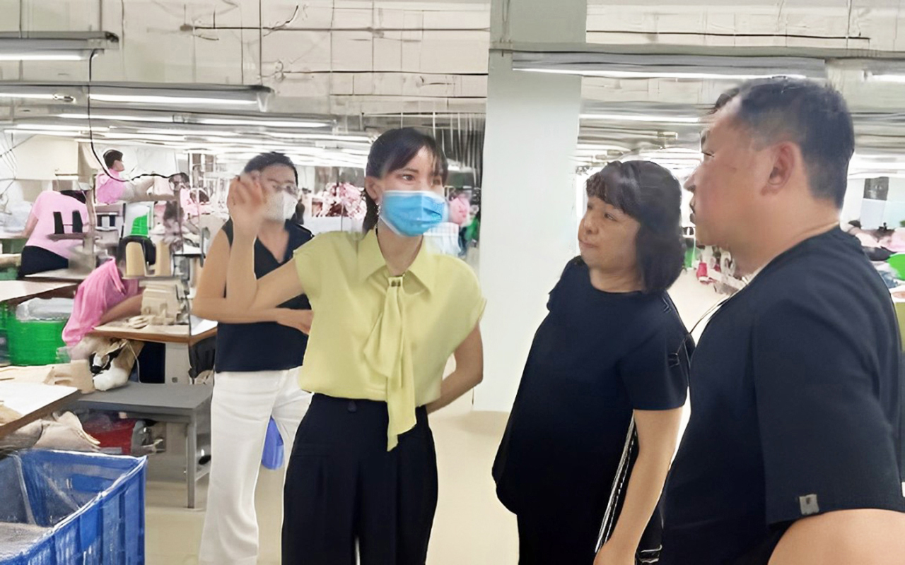 製造委託先を探す取引先にベトナム企業を紹介する様子。同行の現地スタッフがアテンドし通訳まで行うの画像