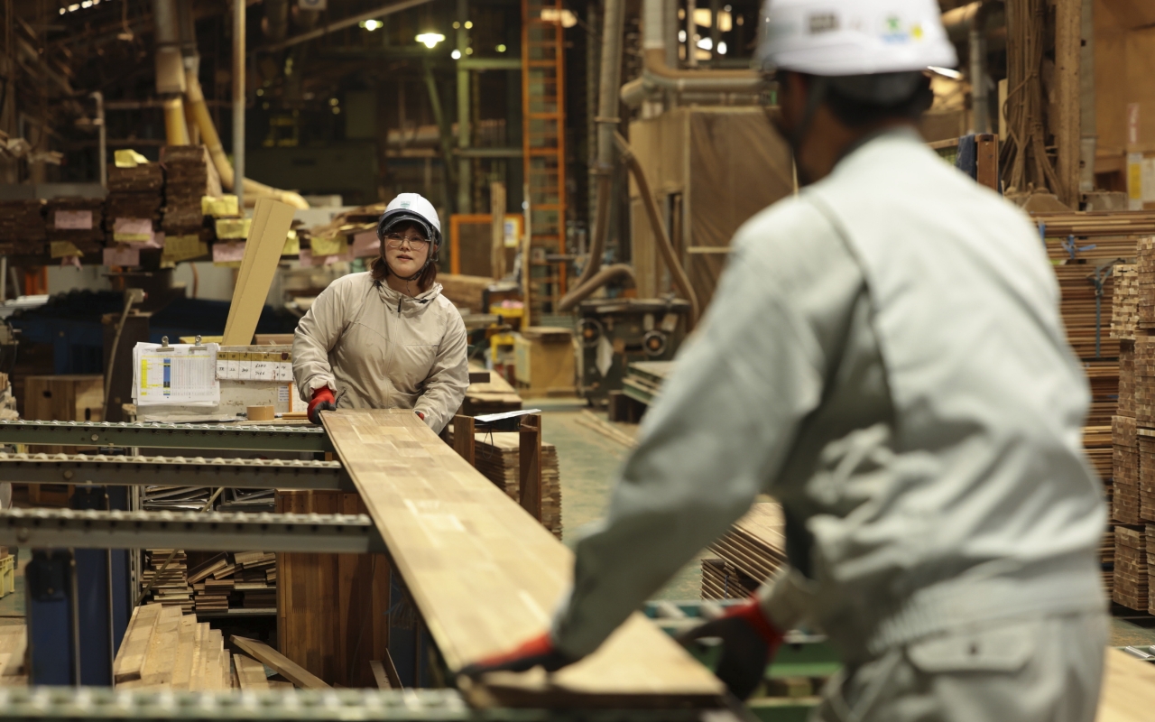 大阪市の本社第 2 工場。工場では女性も活躍する。声を掛け合いながら、テンポよく作業を進めるの画像