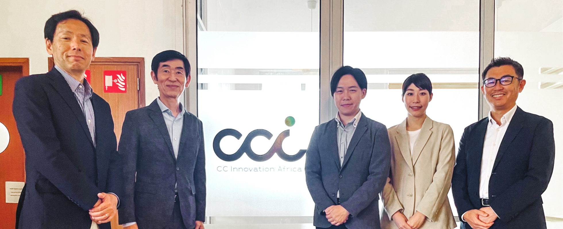 ケニアの現地法人開業時。現地で奮闘する日本人は2人、清水さん(中央)、小山瑞季さん(右から2番目)の画像