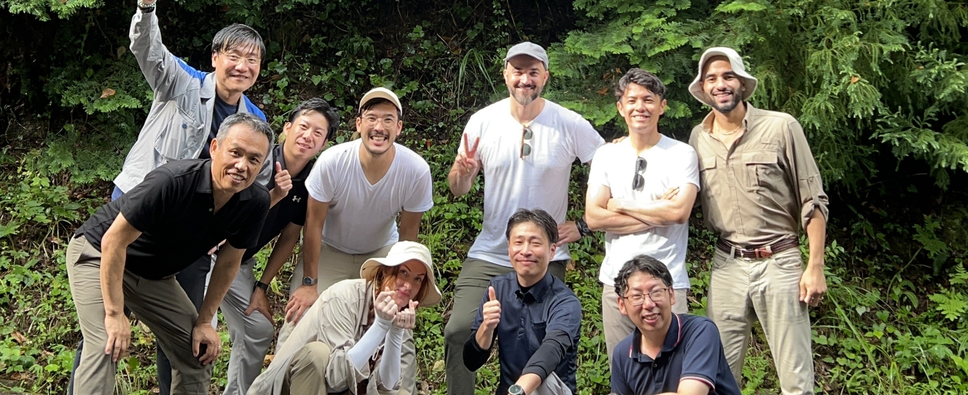 投資した独スタートアップ「LiveEO」のチームが九州を訪れ、九電グループ側のメンバーと佐賀の山中で現場検証を行った。「私たちが目指すスタートアップとの関係性」と荒木さん（前列左端）の画像