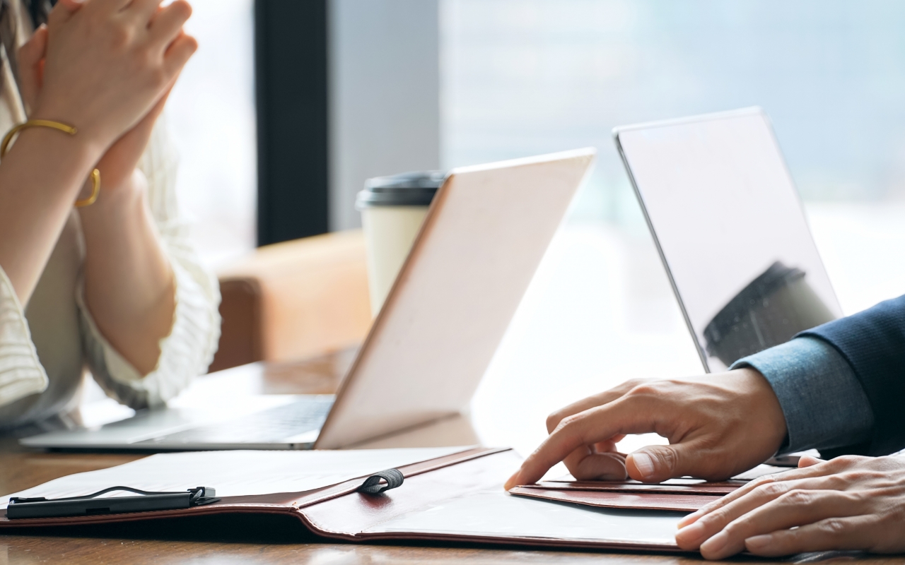 質問票回収後、回答企業・専門家へのヒアリングを延べ約160件実施。訪問調査をはじめ、電話やメールも活用しながら、調査内容の背景を深掘りするの画像