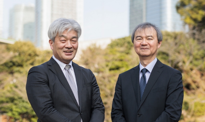 （左）地経学研究所長・東京大学公共政策大学院教授鈴木一人さん、（右）JBIC 常務取締役菊池 洋の画像