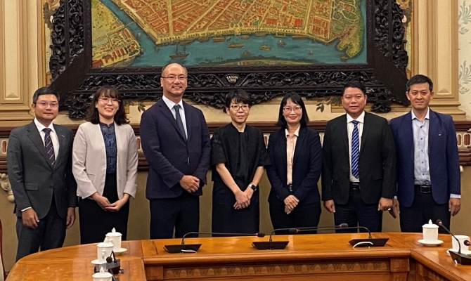 ベトナムでは連携強化に向け、ホーチミン市人民委員会副委員長と面談（中央が佐久間）。各国の当局者とのコミュニケーション構築も佐久間の大事な任務の1つだの画像