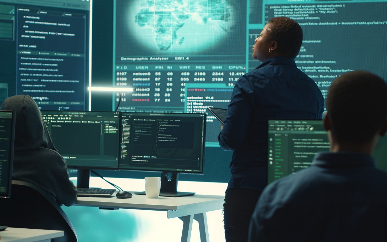 サイバー攻撃や偽情報の拡散など、非軍事的リスクは国家間の対立と並行して拡大している。見えにくい脅威への対応が経済安全保障の重要課題となっているの画像