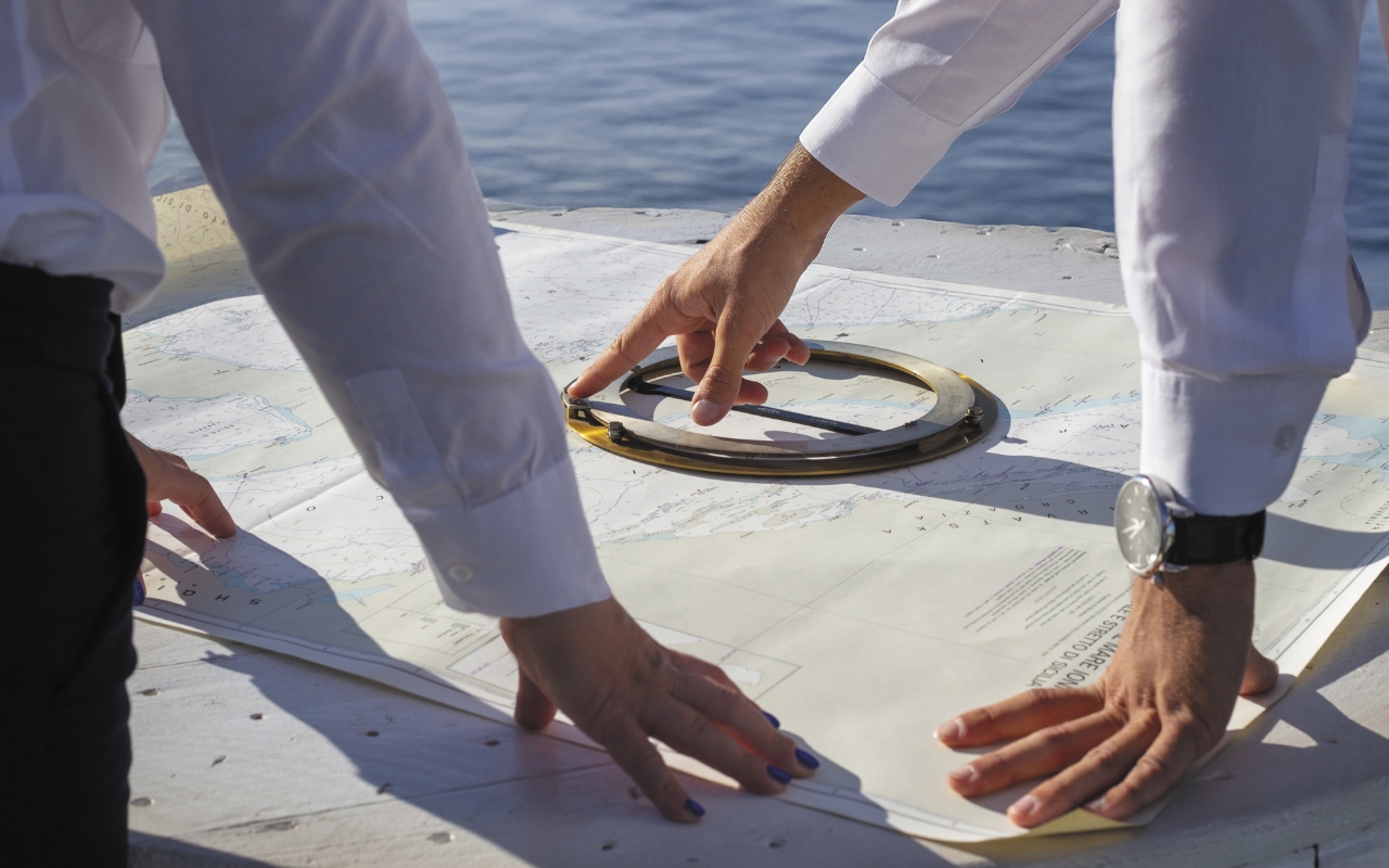 異なる視点を持つ調査部のアナリストたちと外国審査部のエコノミストたちが、日常的に率直な議論を交わしながら、情報判断の方向性を探っているの画像