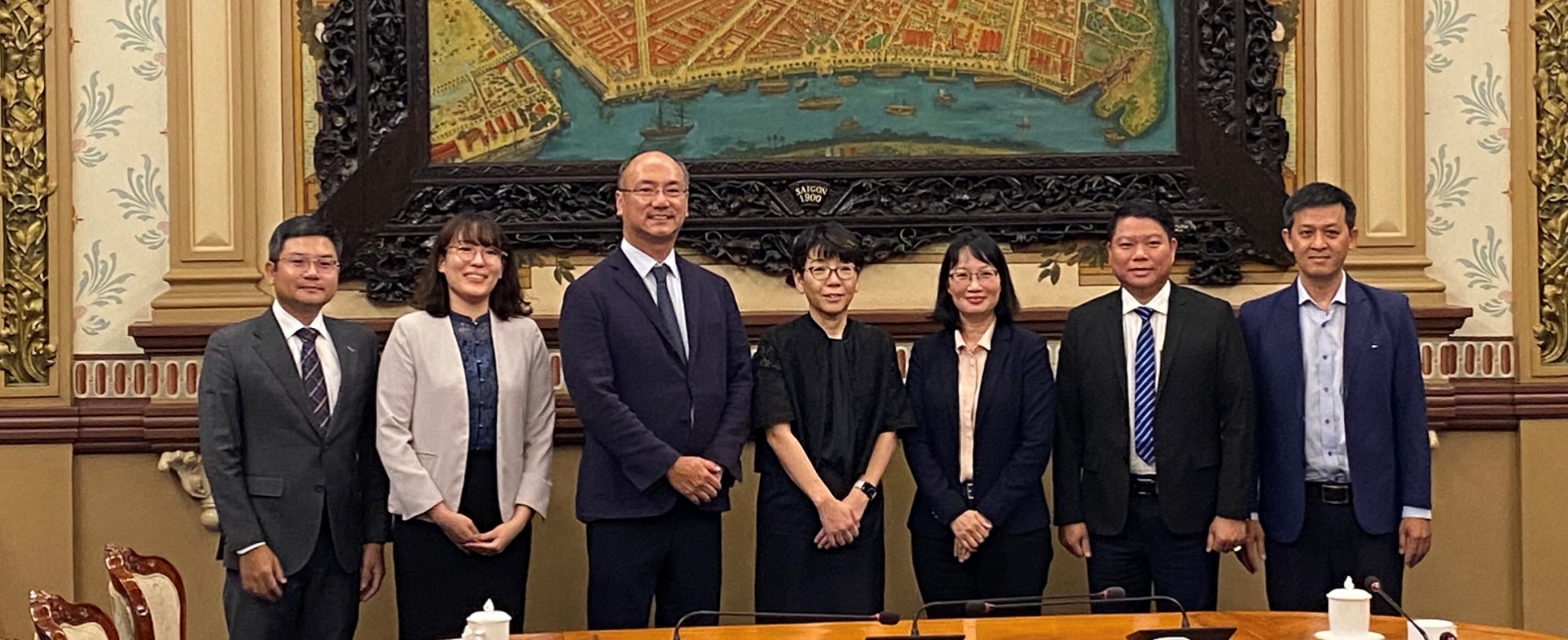 ベトナムでは連携強化に向け、ホーチミン市人民委員会副委員長と面談（中央が佐久間）。各国の当局者とのコミュニケーション構築も佐久間の大事な任務の1つだの画像