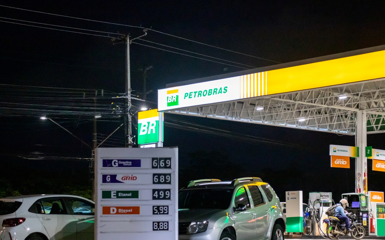 ブラジルのガソリンスタンド。同国内で販売される自動車の約75％が「フレックス車」で、ガソリンとエタノールを任意の割合で給油できるの画像
