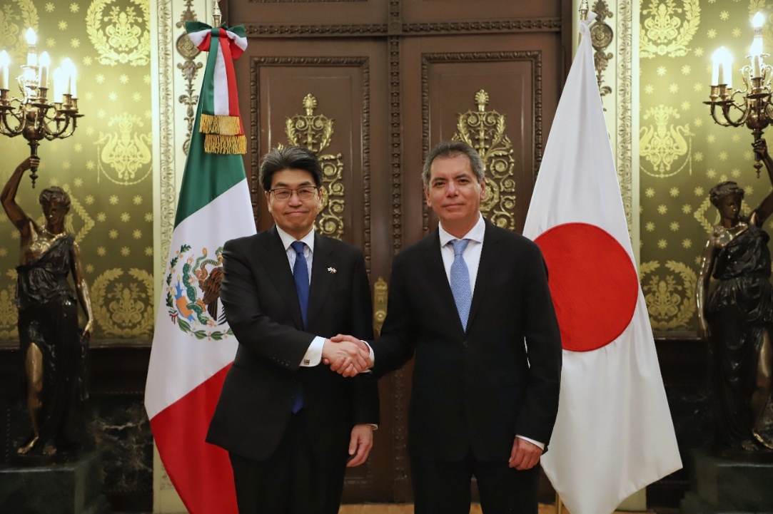 林総裁およびアマドール大蔵公債大臣の写真